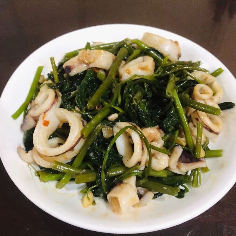 Step 4 Final product Squid stir-fried with water spinach