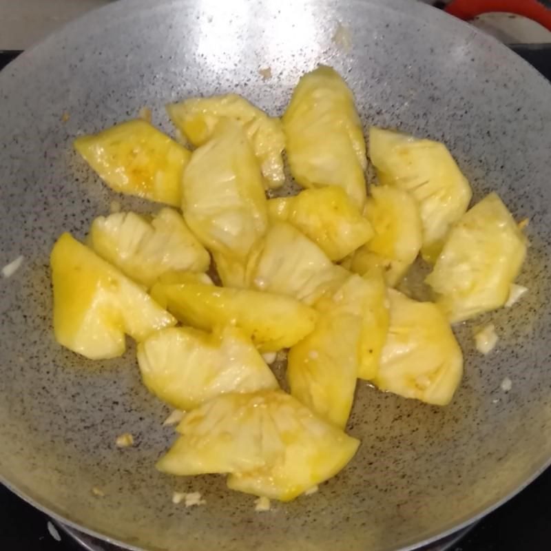 Step 3 Stewed fish with pineapple Red tilapia stewed with pineapple (recipe shared by a user)