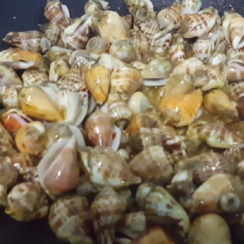 Step 4 Final product Stir-fried jumping snails with butter and garlic