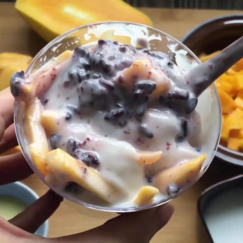 Step 5 Finished product of black sticky rice with yogurt and fruit