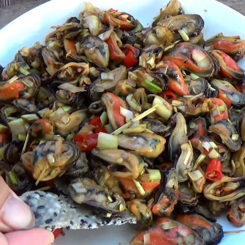 Step 4 Finished Product Stir-fried mussels with lemongrass and chili