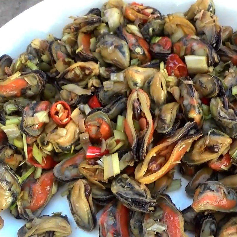 Step 4 Finished Product Stir-fried mussels with lemongrass and chili