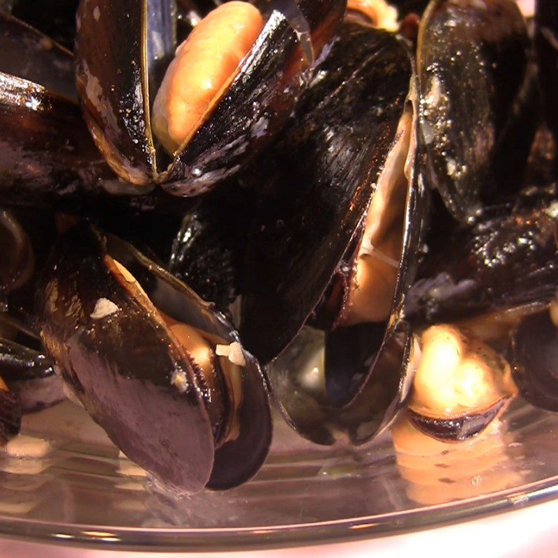 Step 4 Final product Stir-fried garlic butter mussels