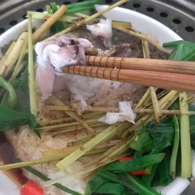 Step 3 Finished product of steamed carp with lemongrass