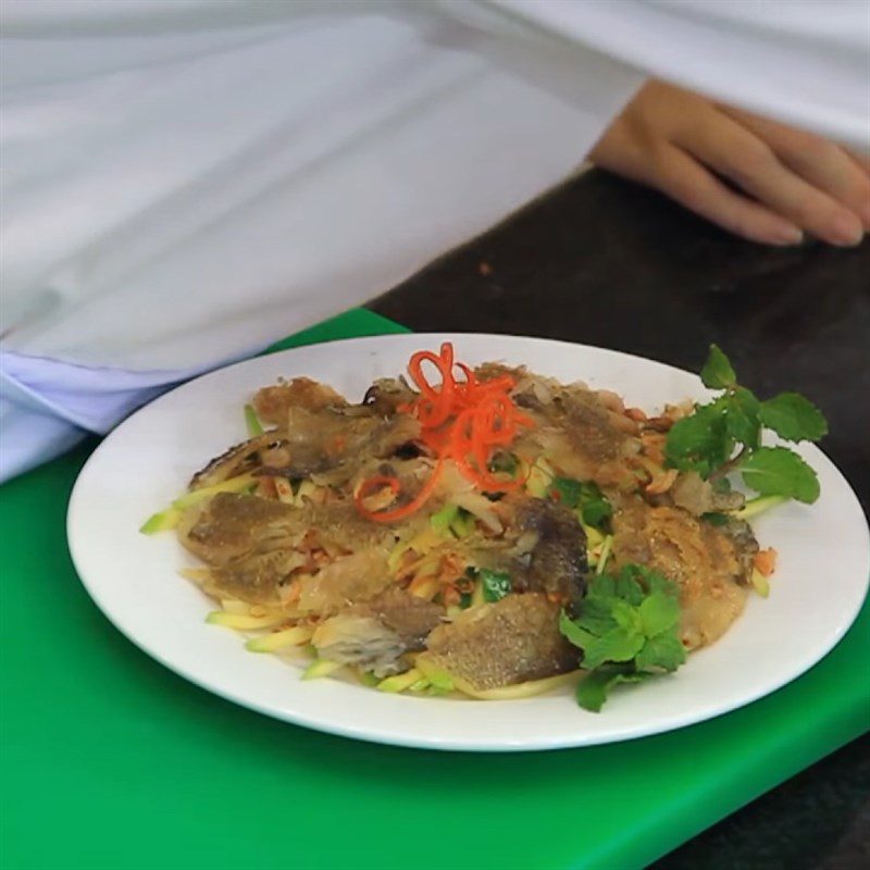 Step 4 Mixing the salad with dried snakehead fish