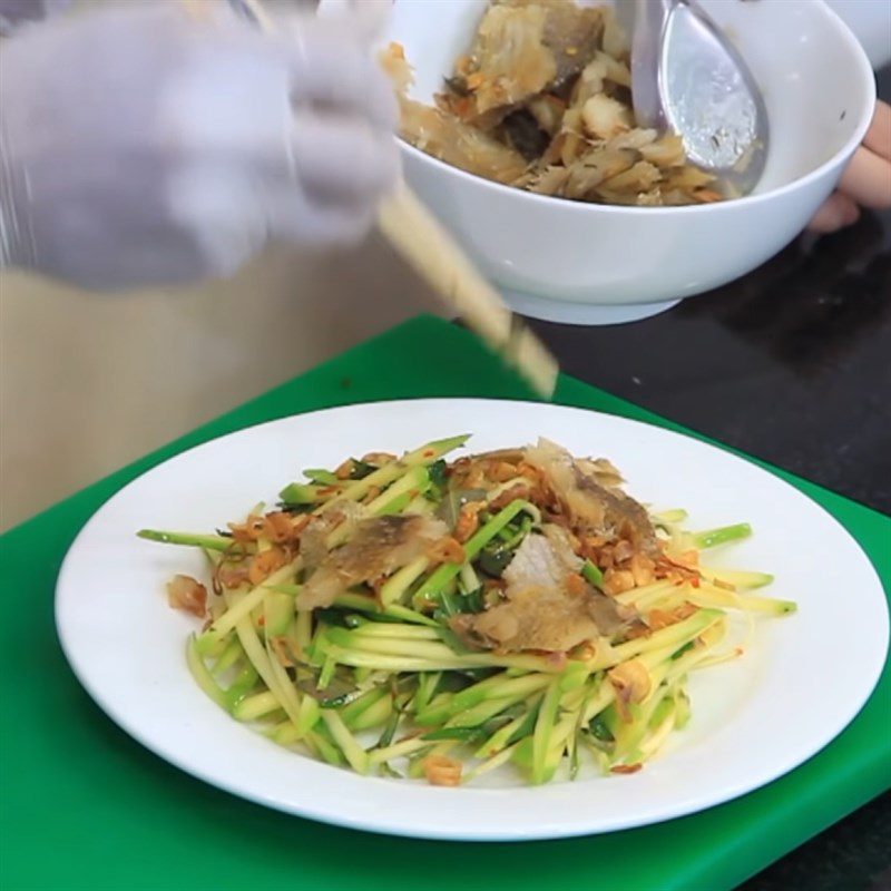 Step 4 Mixing the salad with dried snakehead fish