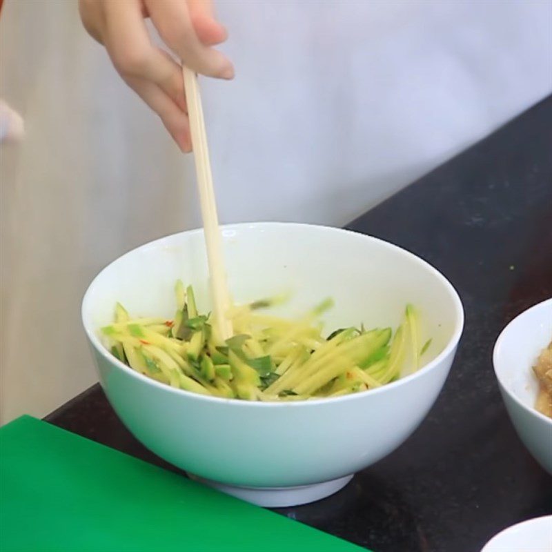 Step 4 Mixing the salad with dried snakehead fish