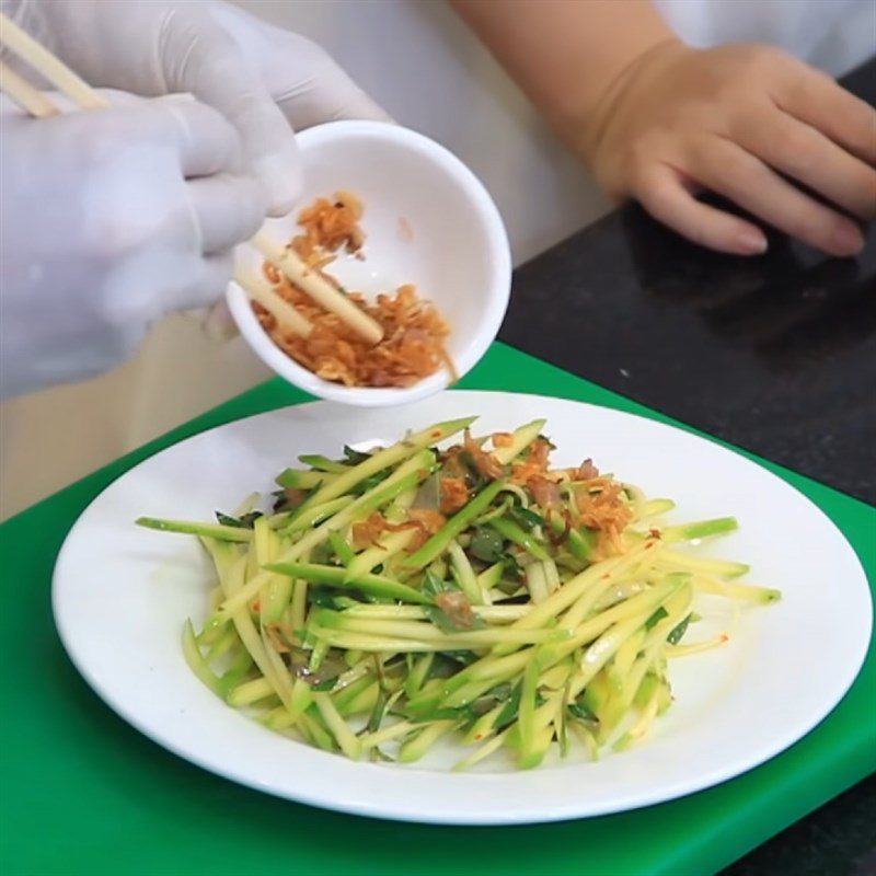 Step 4 Mixing the salad with dried snakehead fish