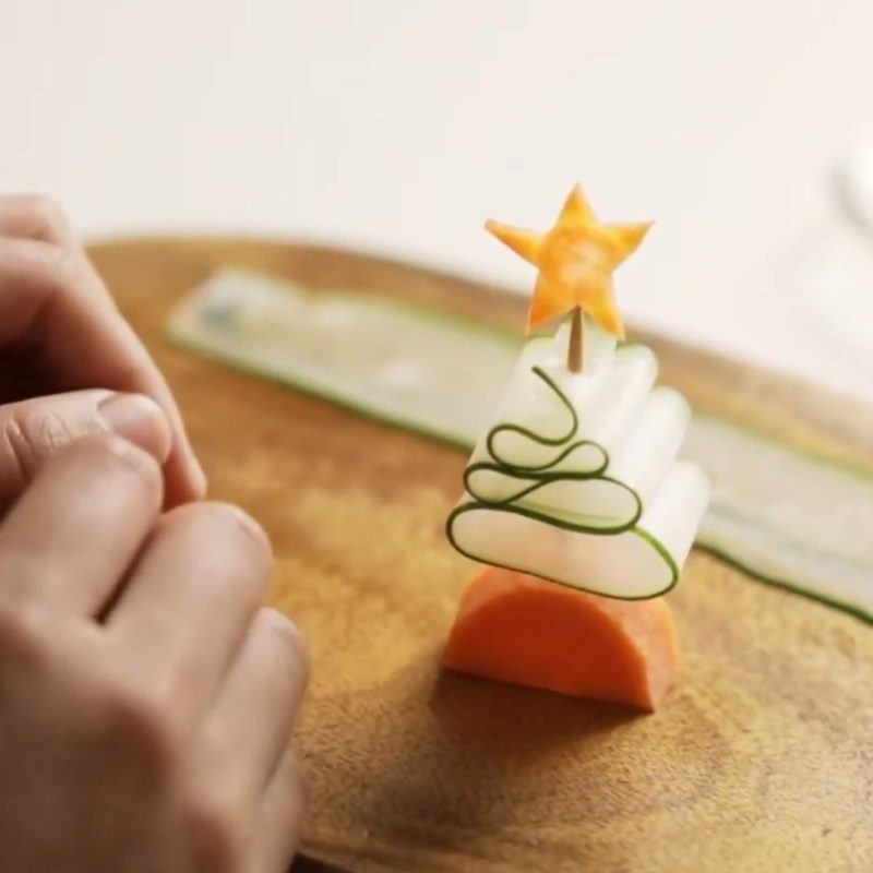 Step 4 Final product Fold the Christmas tree shape made from cucumber and carrot