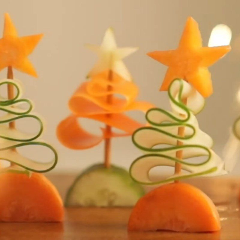 Step 4 Final product Fold the Christmas tree shape made from cucumber and carrot