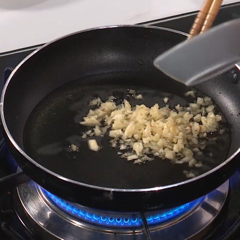 Step 5 Stir-frying sauce and marinating squid for grilled squid with onion oil