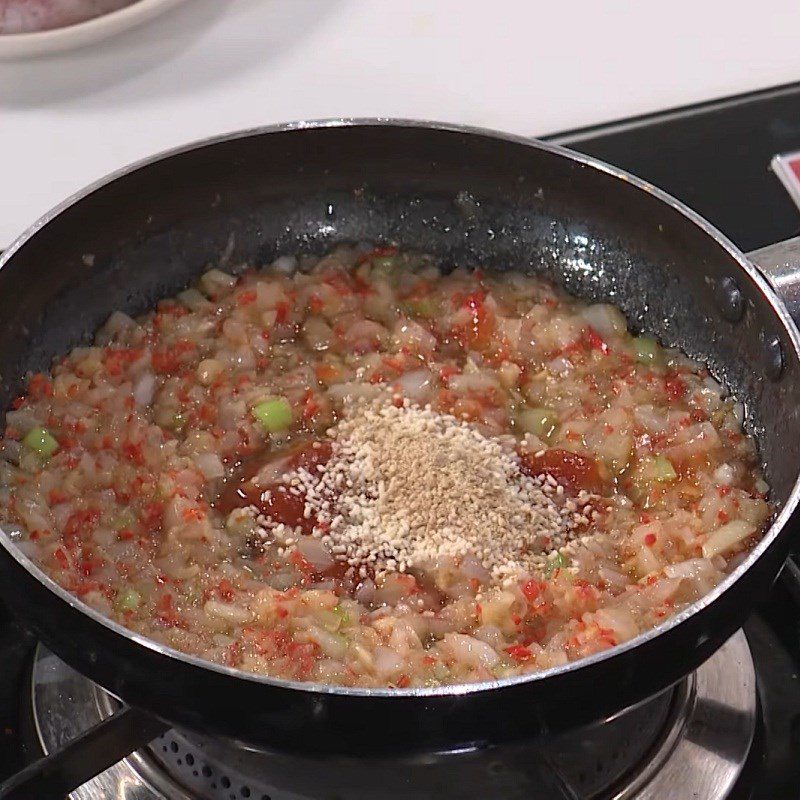 Step 5 Stir-frying sauce and marinating squid for grilled squid with onion oil