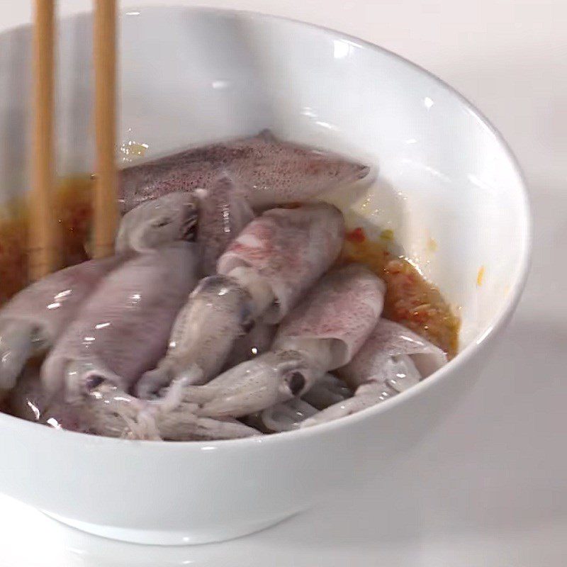 Step 5 Stir-fry sauce and marinate squid Grilled squid with scallion oil