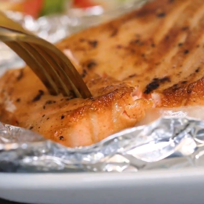 Step 4 Finished product Grilled salmon in aluminum foil with asparagus