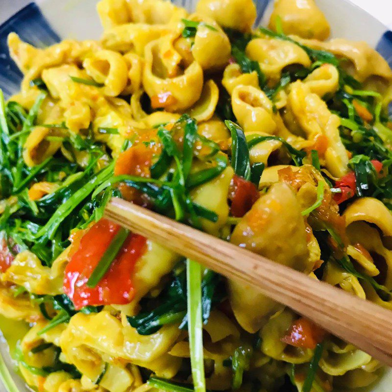 Step 4 Final product Pork intestines stir-fried with turmeric and chives