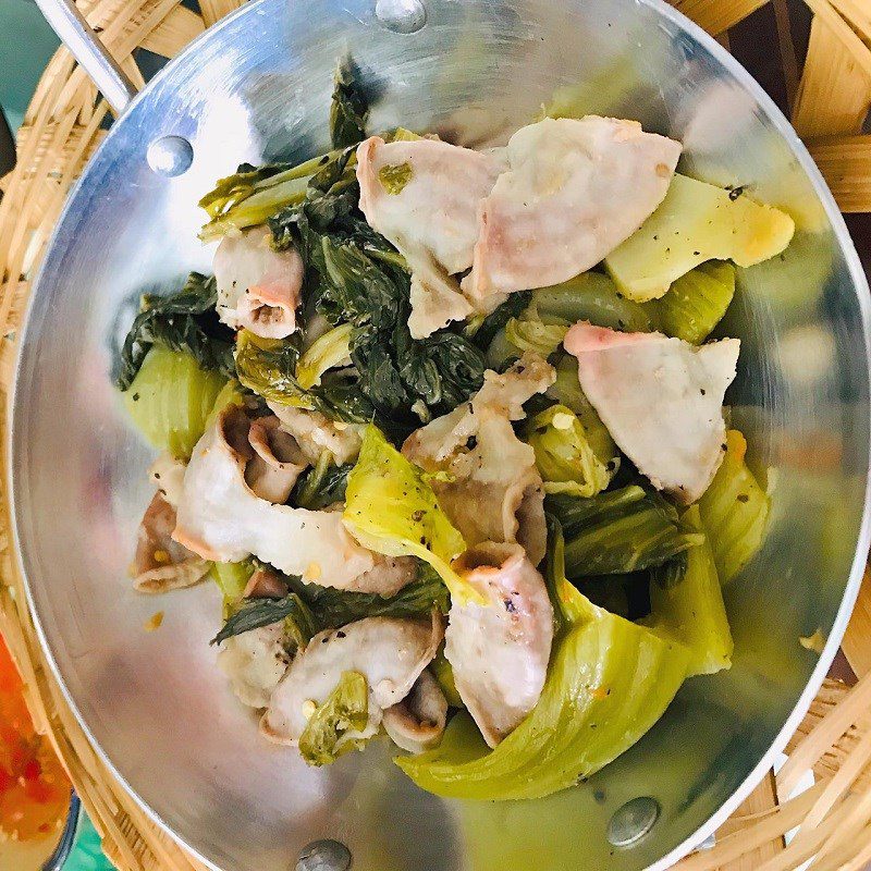 Step 4 Finished Product Stir-fried pig intestines with sour cabbage (pickled cabbage)