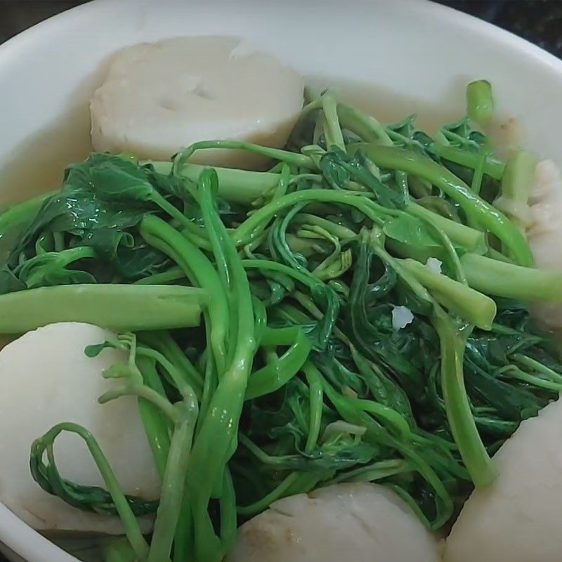 Step 5 Finished product Crab soup with water spinach