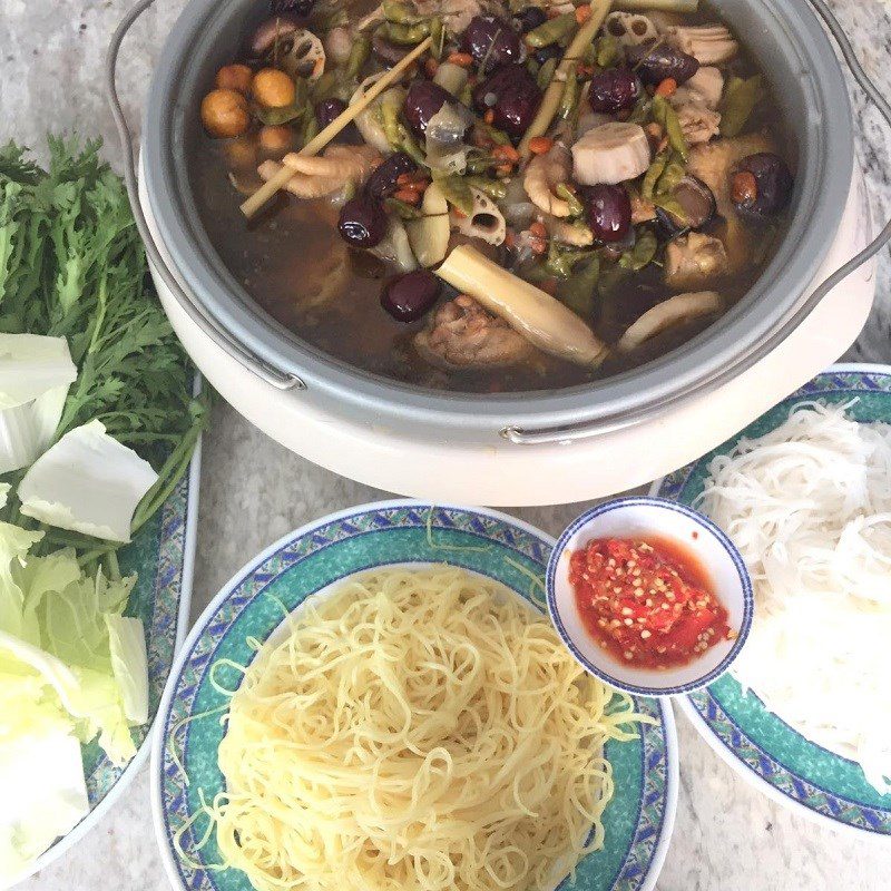 Step 4 Finished product Chicken hot pot with chili (recipe shared by user)