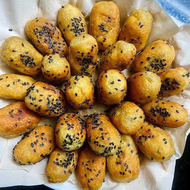 Step 4 Finished product Sweet potato chrysalis with black sesame