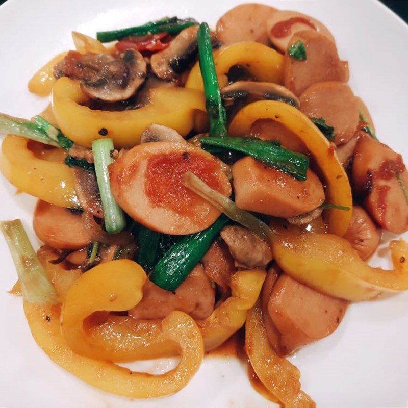 Step 3 Finished product Stir-fried sausages with mushrooms, bell peppers