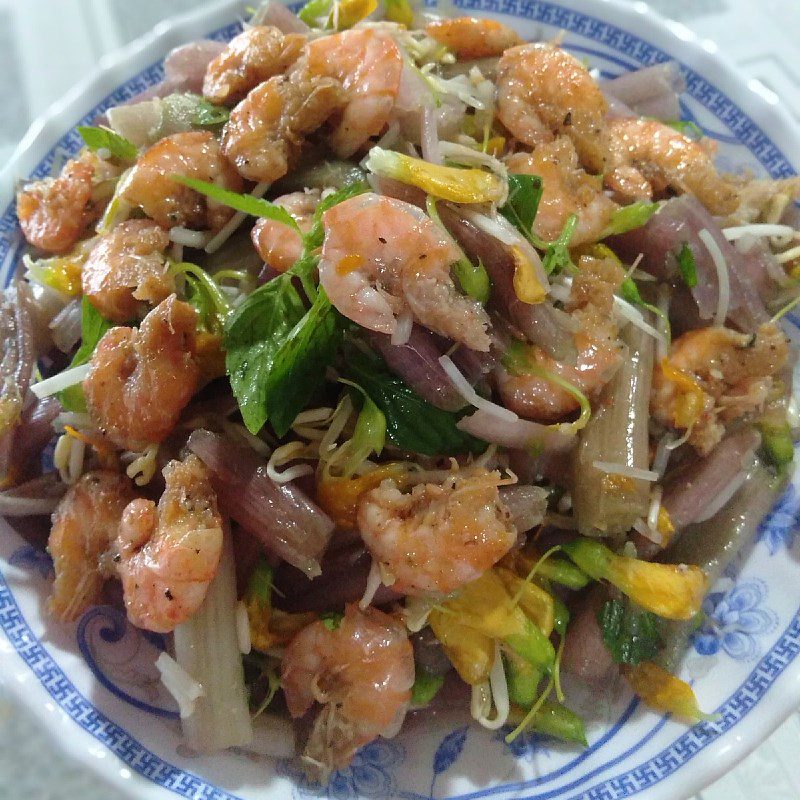 Step 4 Final product Shrimp salad with water lily