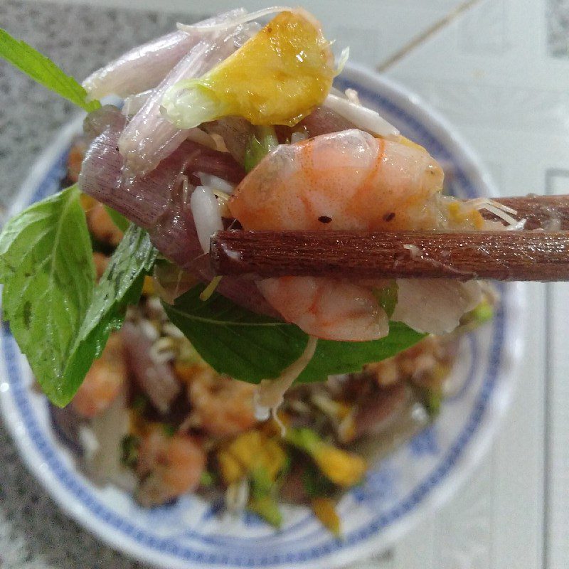 Step 4 Final product Shrimp salad with water lily