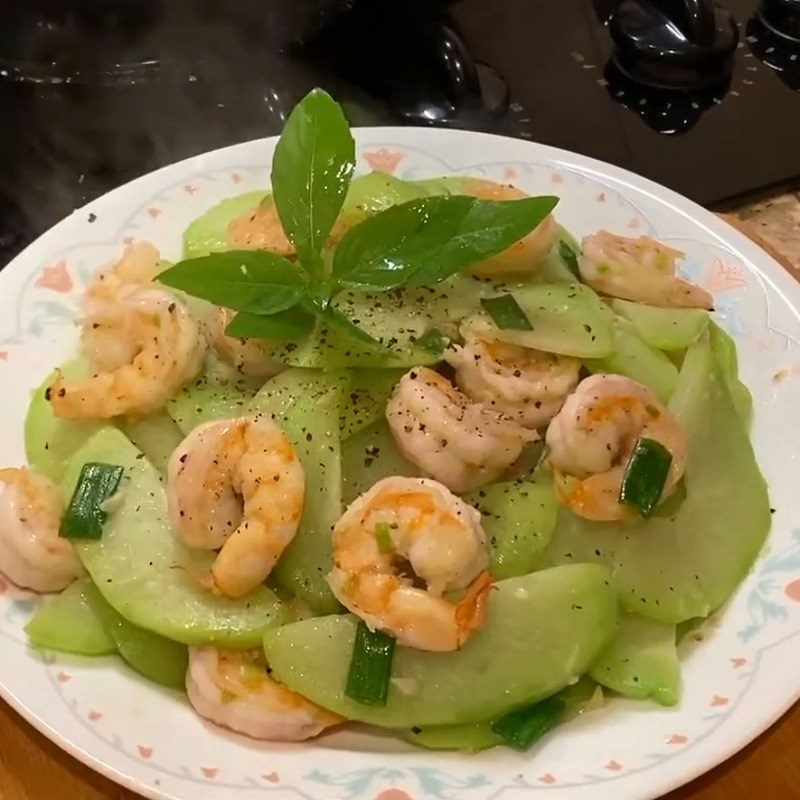 Step 4 Finished Product Stir-fried chayote with shrimp