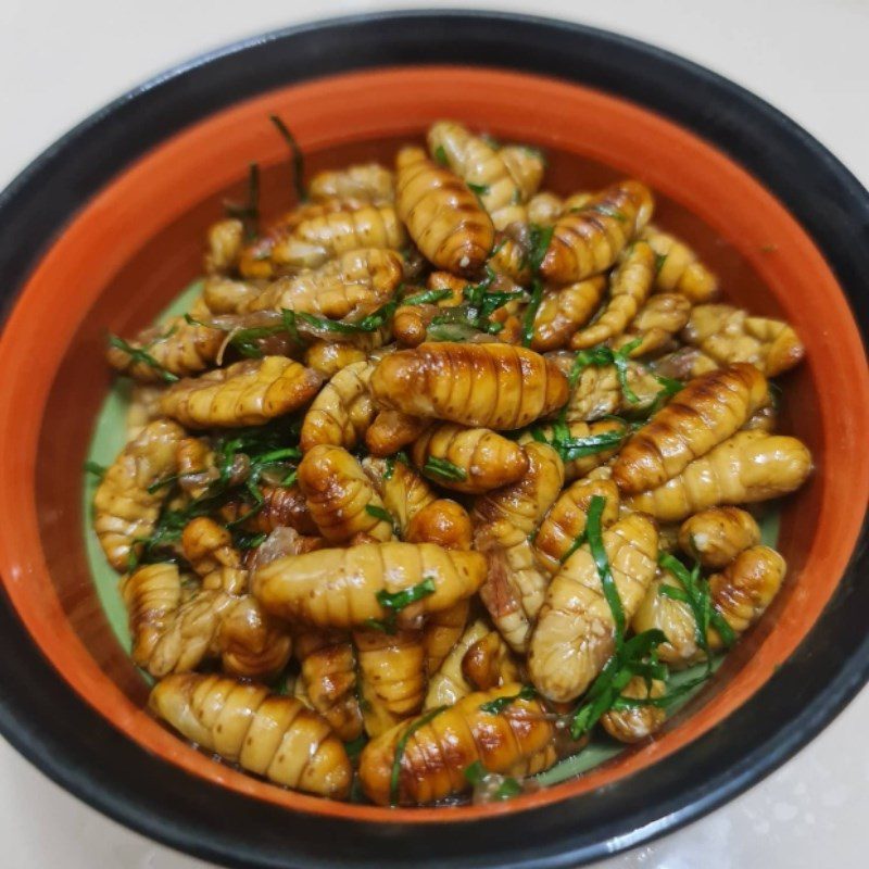 Step 3 Finished product Roasted larvae with kaffir lime leaves