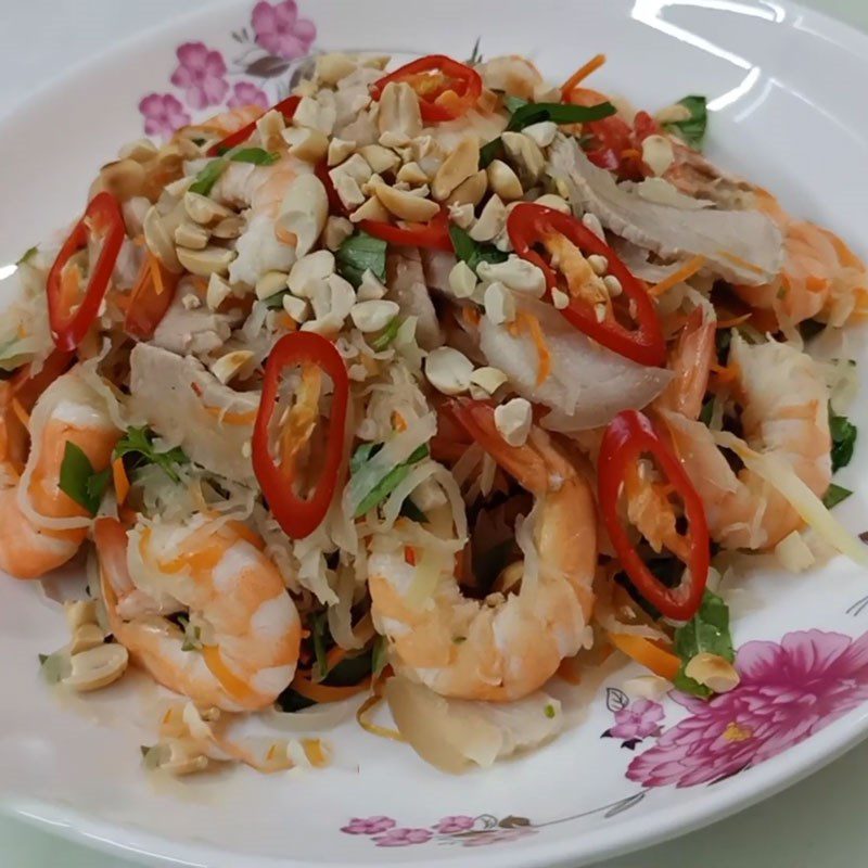 Step 6 Finished product Kohlrabi carrot shrimp meat salad