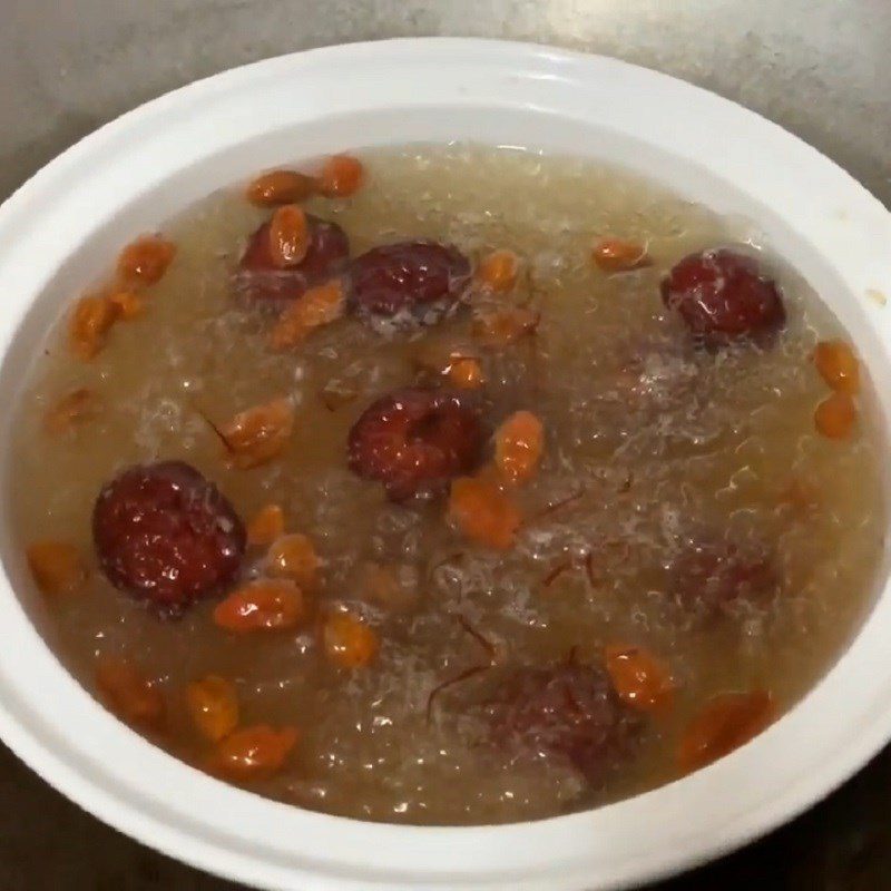 Step 4 Finished product of red apple and goji berry bird's nest soup