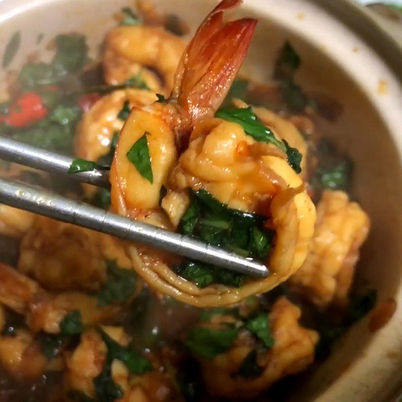 Step 5 Finished product Stir-fried shrimp with basil leaves