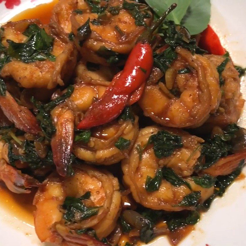 Step 5 Finished product Stir-fried shrimp with basil leaves