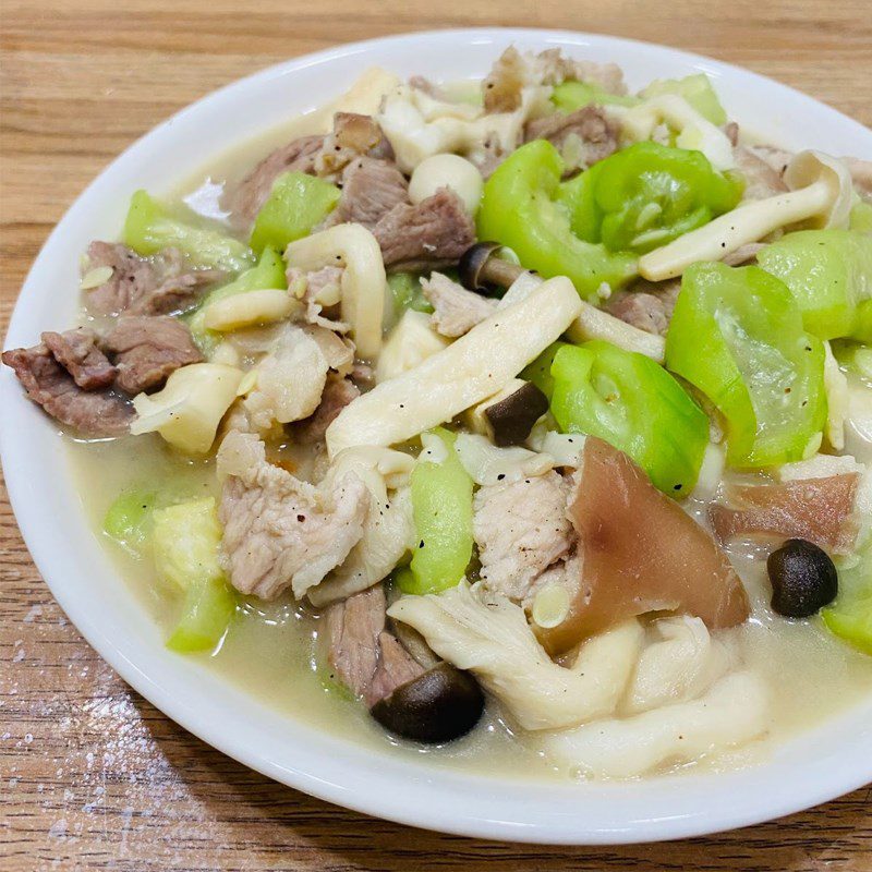 Step 4 Finished product Stir-fried gourd with pork and mushrooms