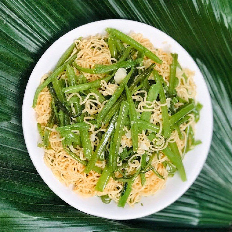 Step 4 Final Product Stir-fried water spinach with instant noodles