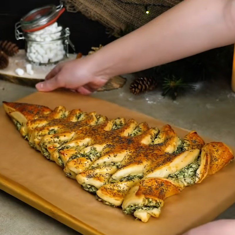 Step 6 Final product Pine cone cake with spinach filling