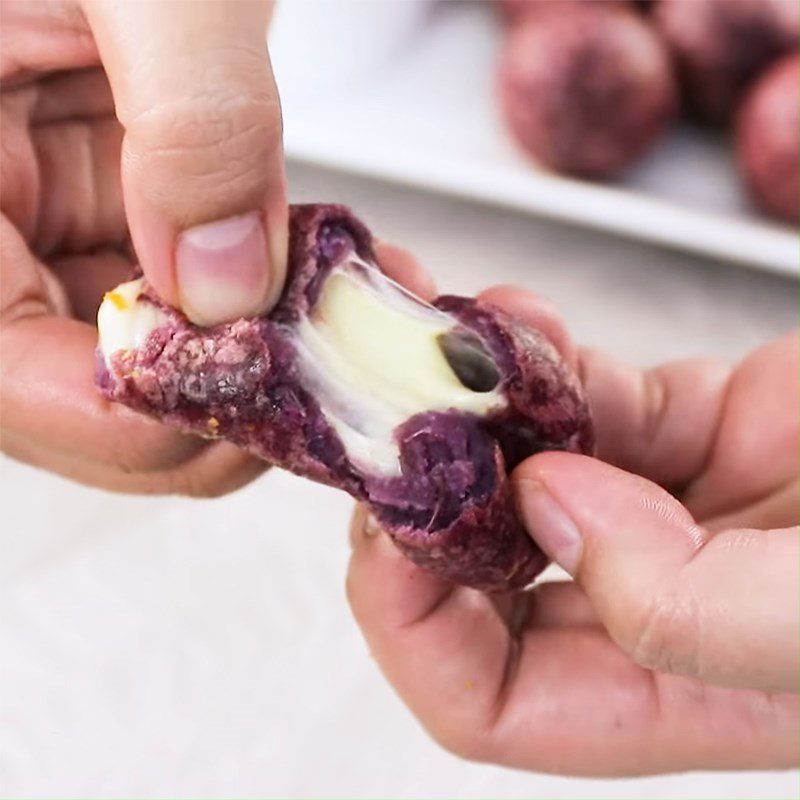 Step 5 Finished product Fried crispy purple sweet potato wrapped in cheese