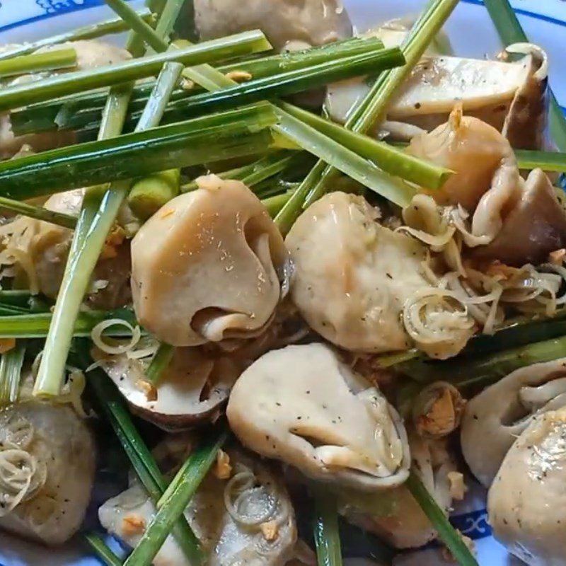 Step 4 Finished Product Steamed straw mushrooms with lemongrass and fried garlic