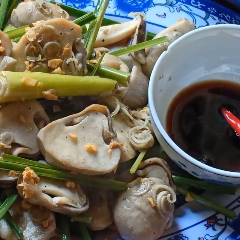 Step 4 Finished Product Steamed straw mushrooms with lemongrass and fried garlic