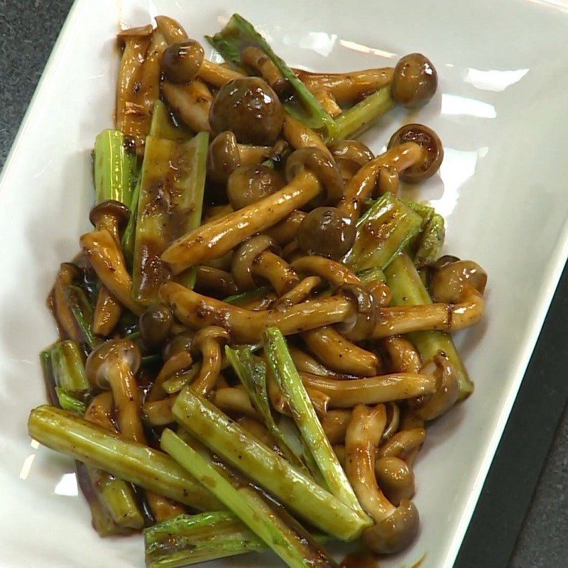 Step 4 Finished product Stir-fried Lingzhi Mushroom with Chayote