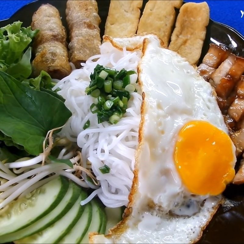 Step 8 Final product Rice noodles with soy sauce, pork, and egg