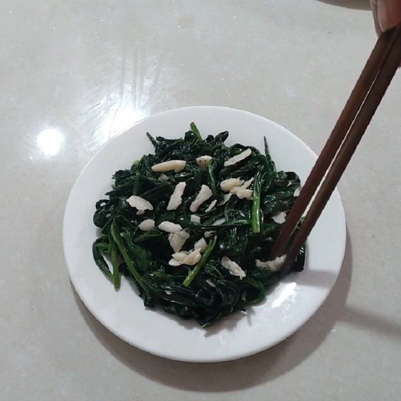 Step 3 Final product Stir-fried dandelion with garlic