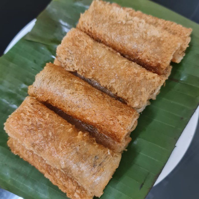 Step 4 Final product Fried seafood spring rolls with mayonnaise sauce