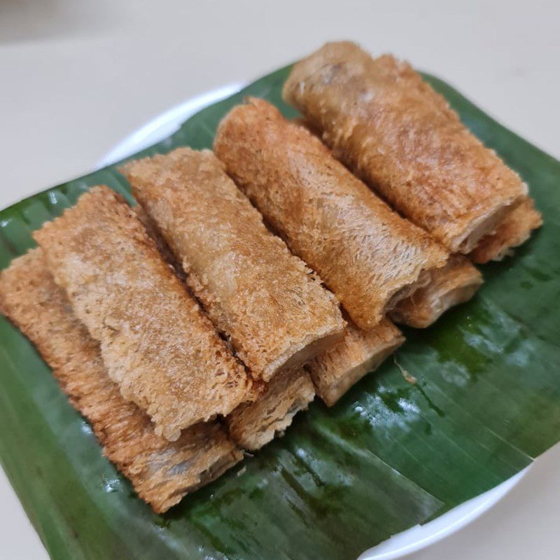 Step 4 Final product Fried seafood spring rolls with mayonnaise sauce