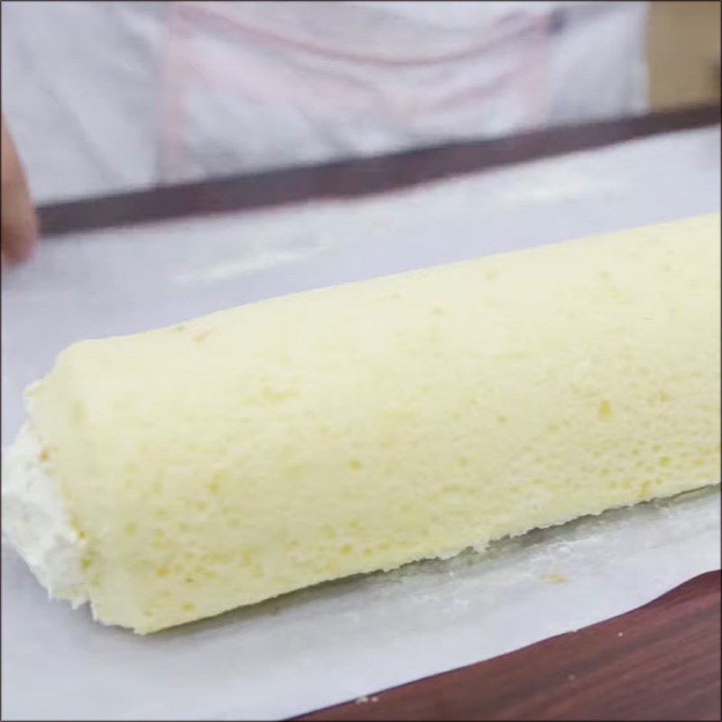 Step 5 Finish the cake Sponge cake roll