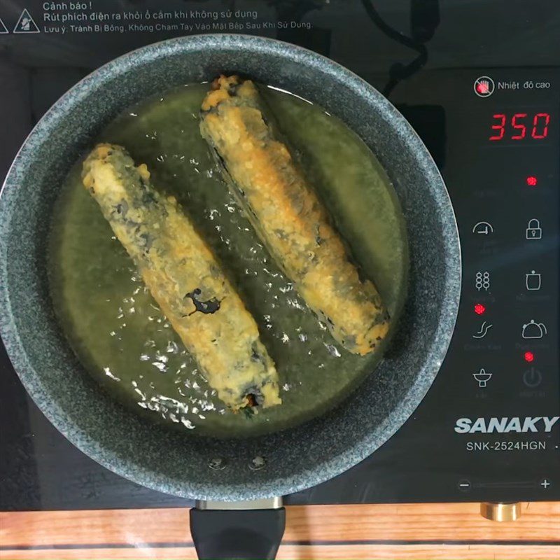 Step 4 Fry the seaweed Fish cake seaweed rolls