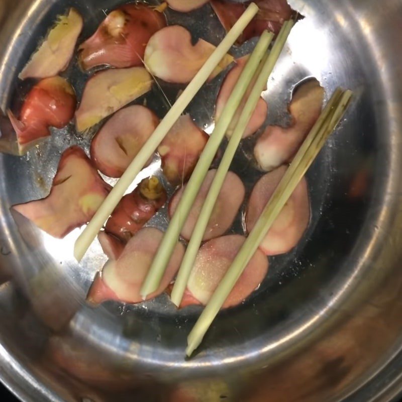 Step 4 Layer and stew the fish Fish stew with galangal sauce