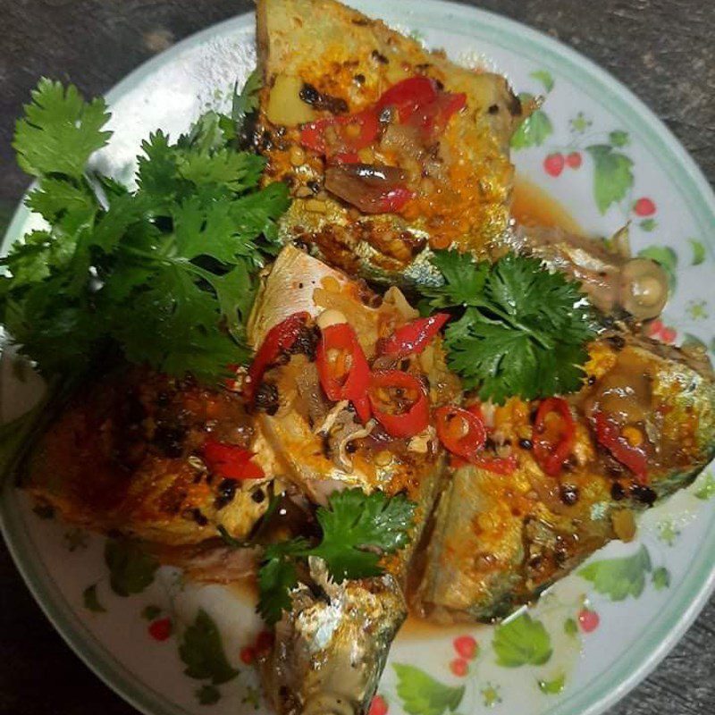 Step 3 Finished Product Silver mackerel braised with garlic and chili with turmeric powder