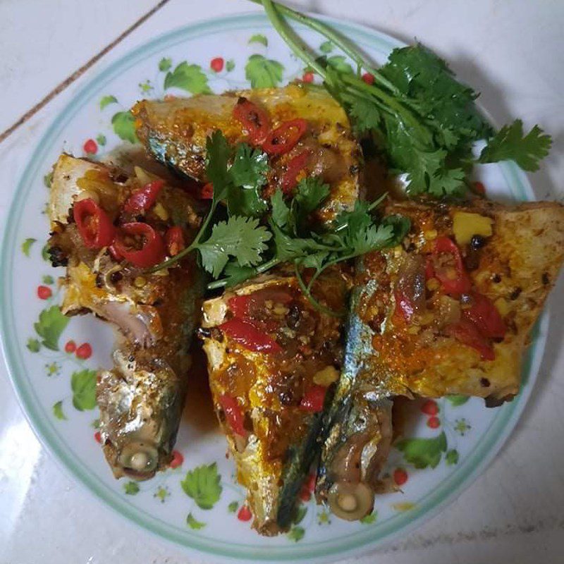 Step 3 Finished Product Silver mackerel braised with garlic and chili with turmeric powder