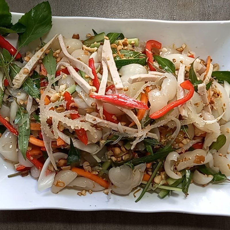 Step 5 Finished product Salad with rambutan and seaweed