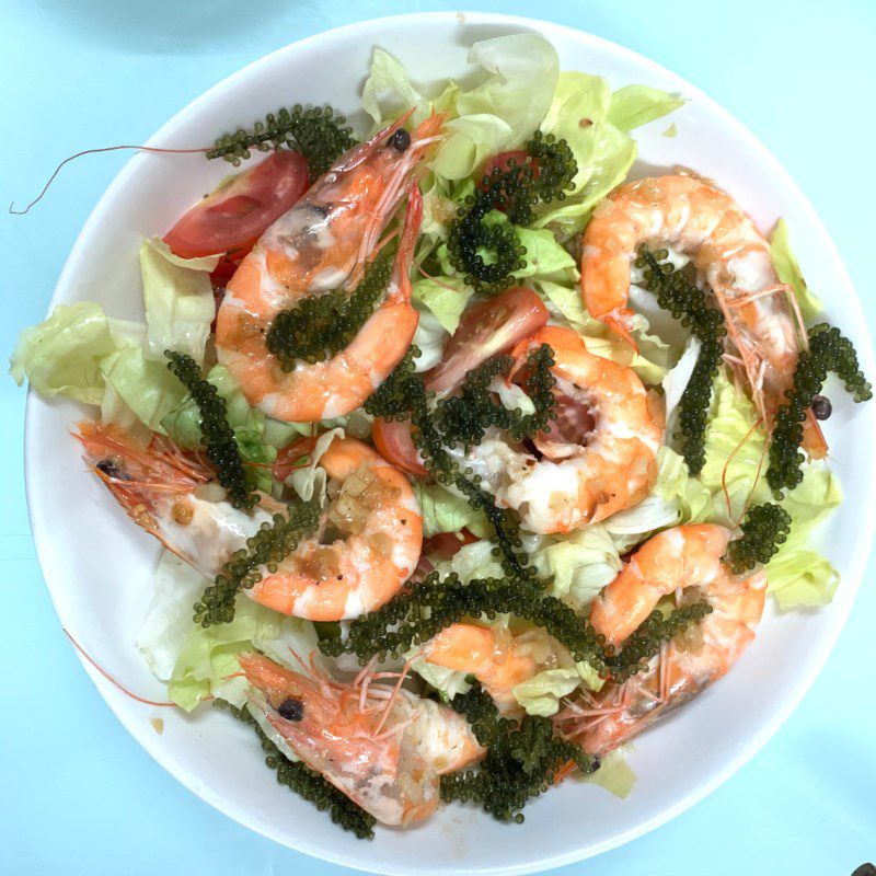 Step 5 Final product Seaweed salad with fresh shrimp